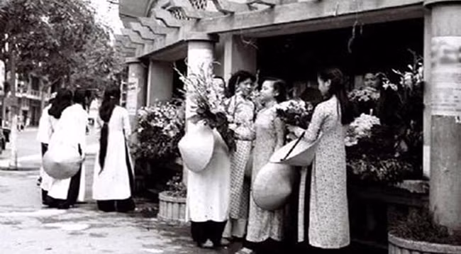 Девушки в традиционном платье «аозай» проводят весеннюю прогулку в первые дни Нового года. Фото: petrotimes.vn