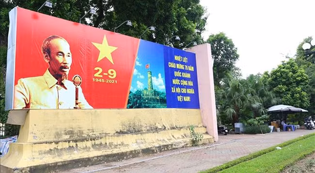 Панно большого размера в честь Дня независимости Вьетнама 2 сентября размещено на улице Чаннянтонг (район Хайбачынг).