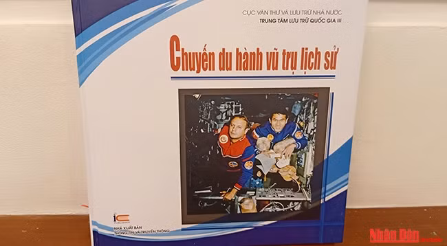 Обложка книги «Исторический полет в космос».