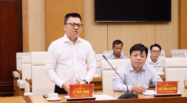 Товарищ Ле Куок Минь выступает с речью.