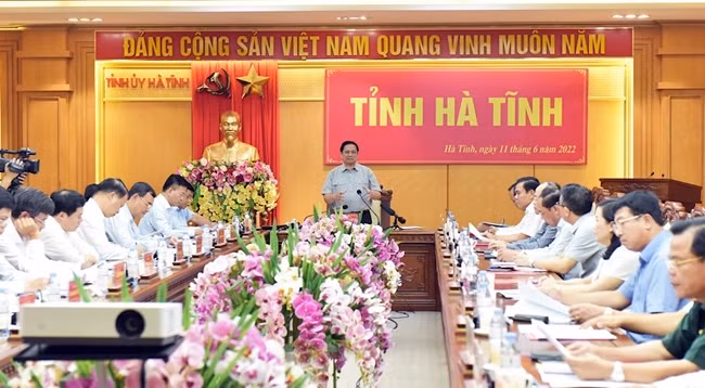 Премьер-министр Фам Минь Тьинь выступает на встрече с ключевыми руководителями провинции Хатинь. Фото: Нго Туан