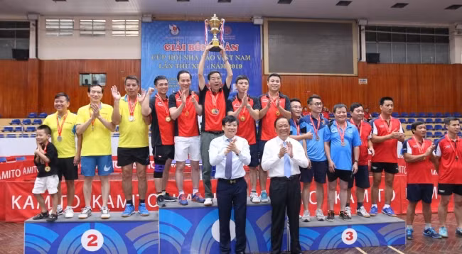 Церемония награждения победителей чемпионата. Фото: nguoilambao.vn