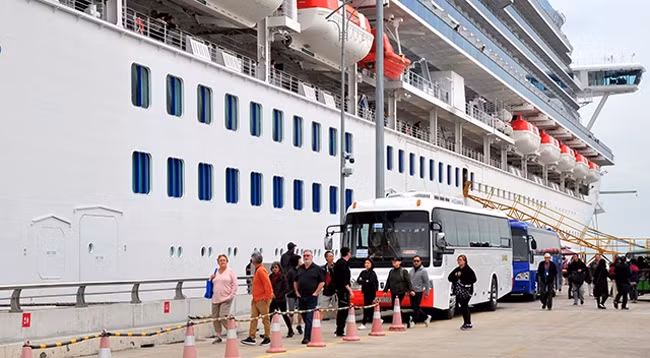 Туристы прибыли на круизном лайнере «Diamond Princess». Фото: Куанг Тхо