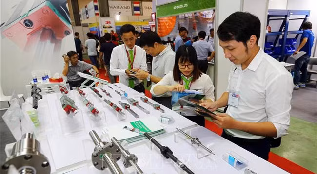 Посетители посещают стенд. Фото: VNA
