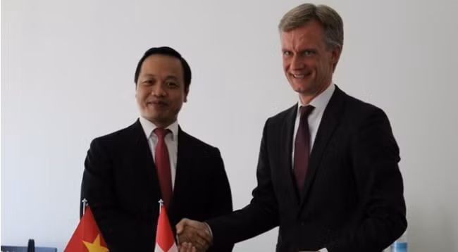 Замминистра юстиции Вьетнама Чан Тиен Зунг (слева) и Замминистра юстиции и полиции Швейцарии Майкл Шолл. Фото: VNA