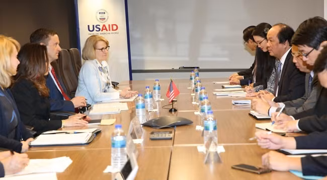 Министр, Заведующий ПКВ Май Тиен Зунг и делегация ПКВ на рабочей встрече с USAID. Фото: VNA