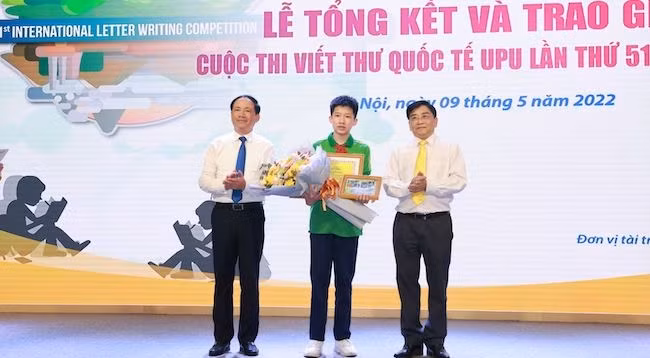 Нгуен Бинь Нгуен на церемонии награждения победителей конкурса. Фото: VNA