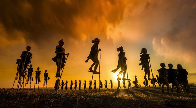 Фотография «Дети танцуют с гонгами» автора Кхань Фан. Фото: www.tokyofotoawards.jp