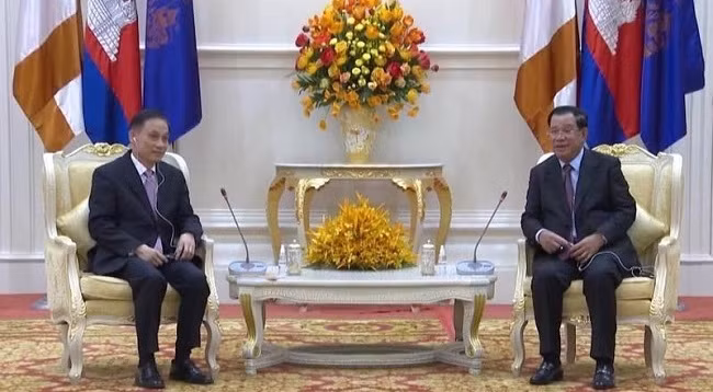 Заведующий Отделом ЦК КПВ по внешним связям Ле Хоай Чунг (слева) и Председатель НПК, Премьер-министр Камбоджи Самдек Течо Хун Сен. 