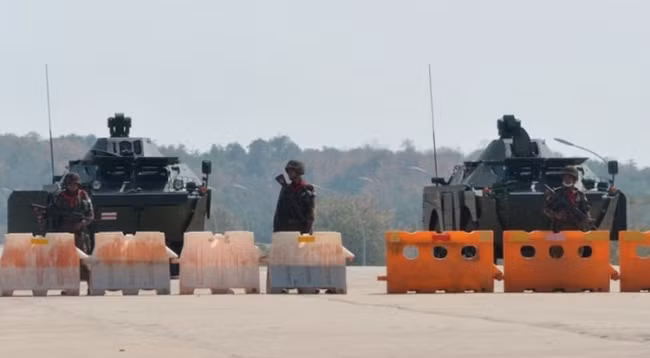 Солдаты охраняют военный блокпост по пути к комплексу Конгресса в Нейпьидо, Мьянма. 1 февраля 2021 года. Фото: Рейтер