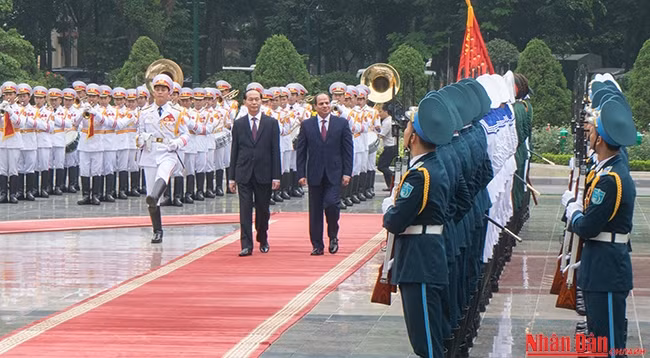 Президент Вьетнама Чан Дай Куанг и Президент Египта Абдель Фаттах ас-Сиси на церемонии встречи. Фото: Динь Чыонг 