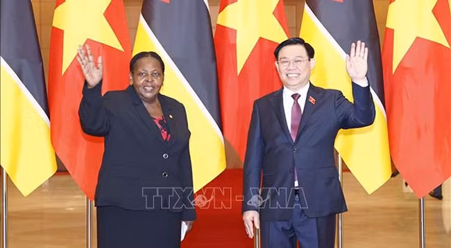 Председатель НС Вьетнама Выонг Динь Хюэ и Председатель НА Мозамбика Эшперанса Лауринда Франсиско Ниуане Биаш. Фото: VNA