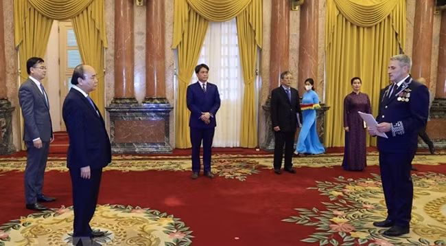 Посол Беларуси Владимир Боровиков вручает верительные грамоты Президенту Вьетнама Нгуен Суан Фуку. Фото: VNA