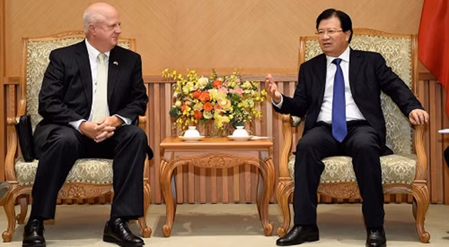 Вице-премьер Чинь Динь Зунг (справа) и Вице-президент корпорации Hanesbrands (США) Джерри Кук. Фото: VGP