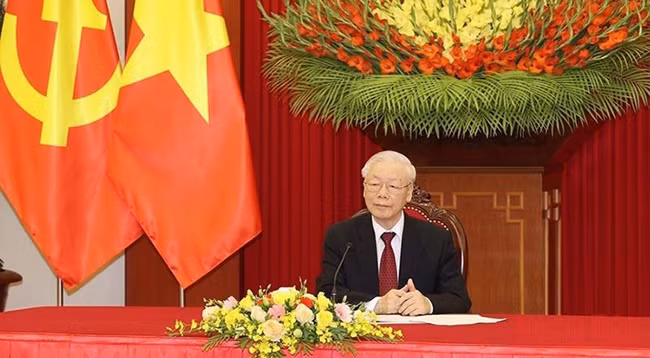 Генеральный секретарь ЦК КПВ Нгуен Фу Чонг в ходе телефонного разговора. Фото: VNA