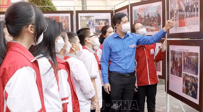 Школьники посещают выставку. Фото: VNA