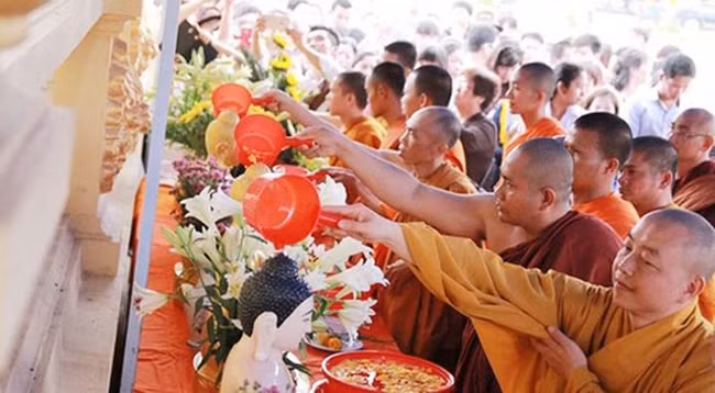 Ритуал купания Будды представителей народности Кхмер во время традиционного новогоднего праздника «Чаул Чам Тхмей». Фото: dangcongsan.vn