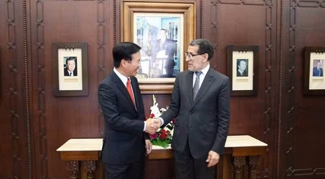 Товарищ Во Ван Тхыонг (слева) и Премьер-министр Марокко Саад Эддин эль-Отмани. Фото: tuoitre.vn