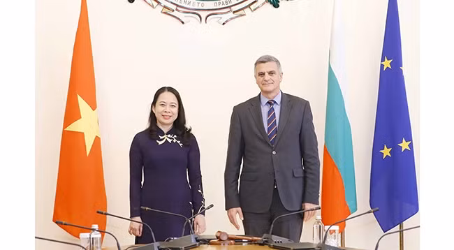 Вице-президент Во Тхи Ань Суан и и.о. Премьер-министра Болгарии Стефан Янев. Фото: МИД Вьетнама 