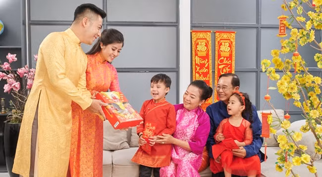 Дети и внуки желают дедушкам, бабушкам и родителям здоровья и благополучия. Фото: toquoc.vn