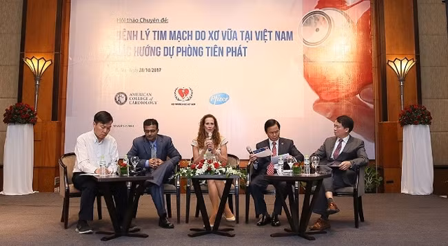 Эксперты обмениваются знаниями о первичной профилактике.