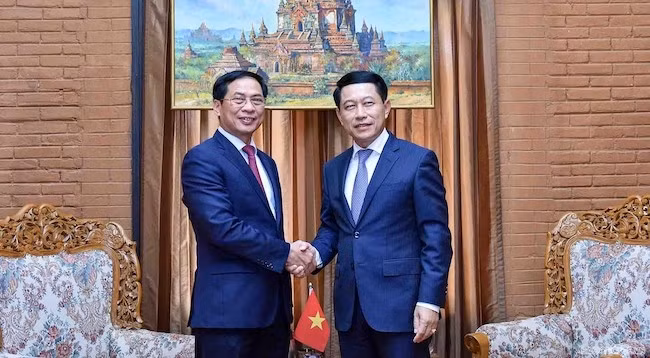 Министр иностранных дел Вьетнама Буй Тхань Шон (слева) и Министр иностранных дел Лаоса Салымсай Коммасит. Фото: baoquocte.vn