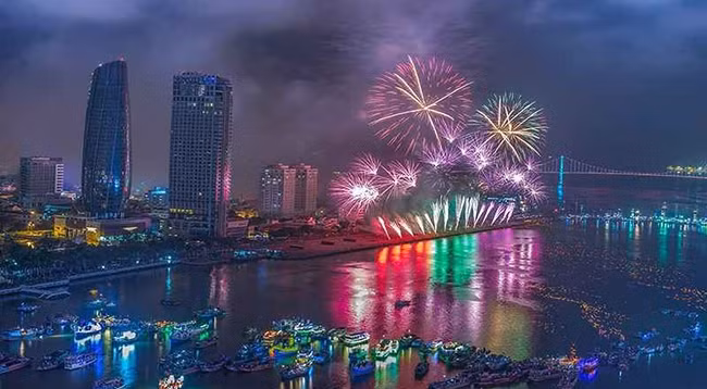 Новогодний салют в г. Дананге. Фото: tourism.danang.vn