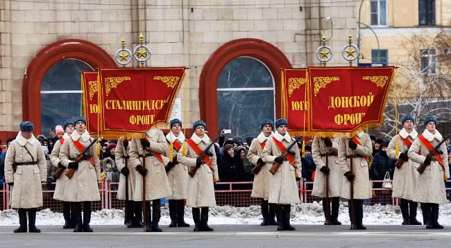 Военнослужащие во время военного парада в честь 75-й годовщины победы в Сталинградской битве. Фото: Интерфакс