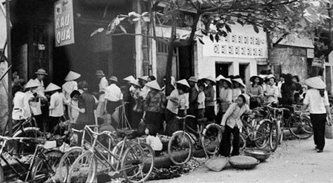 Очередь за овощами. Фото: thanhnien.vn