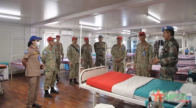 Вьетнамская делегация посещает Военно-полевой госпиталь 2-го уровня Индии. Фото: qdnd.vn