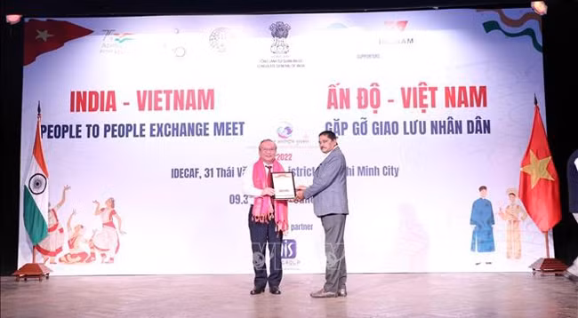 Зампредседателя Общества вьетнамско-индийской дружбы г. Хошимина от имени его Председателя Хюинь Тхань Лапа получает премию BRIA 2022 г. Фото: VNA