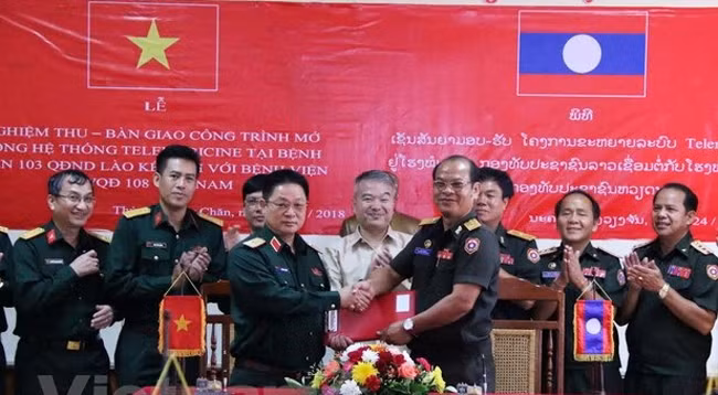 Церемония передачи телемедицинской системы. Фото: VNA