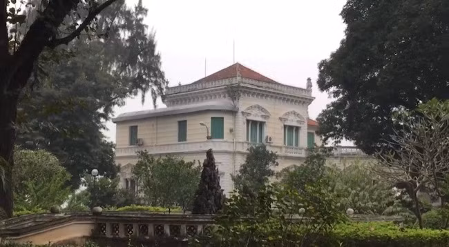 Резиденция директора первой бумажной фабрики в Ханое превратилась в библиотеку средней школы им. Тю Ван Ана. Фото: Дао Тхи Зиен