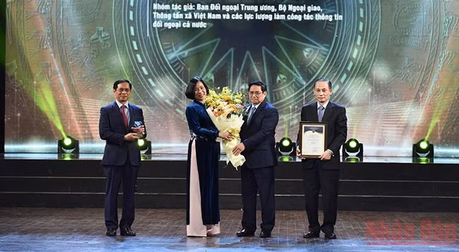 Премьер-министр Вьетнама Фам Минь Тьинь вручает специальный приз. Фото: Чан Хай