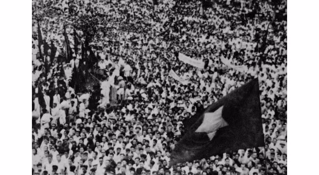 19 августа 1945 года вся столица была заполнена красными флагами с желтыми звездами. Архивное фото: VNA