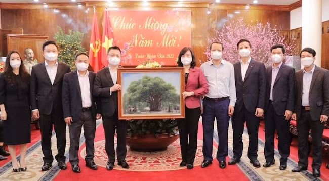 Руководители провинции Бакнинь вручает подарок рабочей делегации газеты «Нянзан».