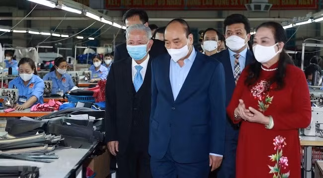 Президент Нгуен Суан Фук посещает компанию LADODA. Фото: VNA