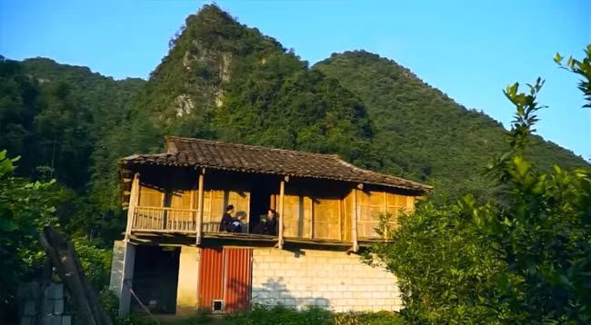 Дом на сваях с крышей, покрытой древней черепицей инь и ян.