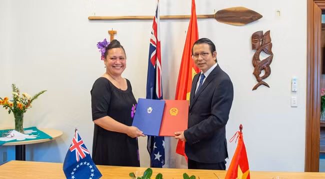Посол Вьетнама в Новой Зеландии Нгуен Ван Чунг и Верховный комиссар Островов Кука в Новой Зеландии Элизабет Райт-Котека. Фото: baoquocte.vn