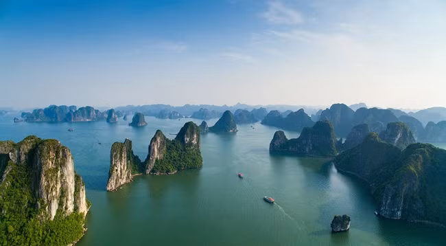 Бухта Халонг была дважды признана ЮНЕСКО объектом всемирного природного наследия в отношении его эстетической ценности в 1994 году и в геологическом плане в 2010 году. Фото: news.zing.vn
