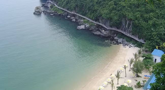 Пляж Катко 2 с голубой водой. Фото: alobooking.net