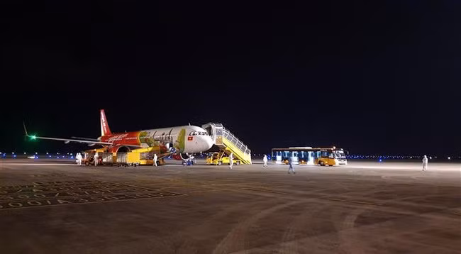 Международный аэропорт Вандон осуществляет противоэпидемические меры высшего уровня. Фото: VNA