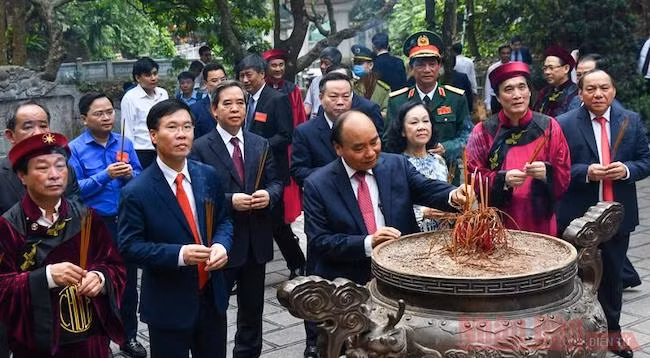 Президент Нгуен Суан Фук и руководители Партии, Государства зажигают благовония в память о королях Хунгах. Фото: Зюи Линь