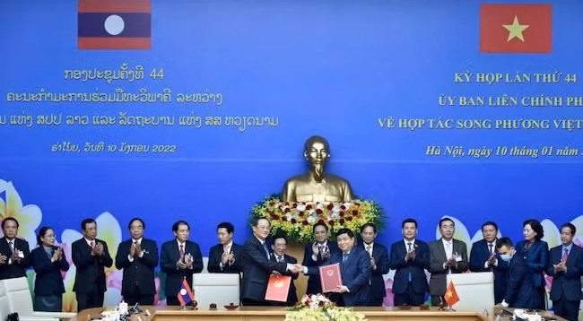 Церемония подписания МОВ между Министерством планирования и инвестиций Вьетнама и Министерством планирования и инвестиций Лаоса на 44-й сессии Вьетнамско-лаосского межправительственного комитета. Фото: Чан Хай