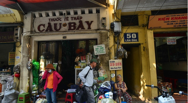 Высеченные рельефные надписи на фасадах старых домов придают Ханою особую красоту. Фото: toquoc.vn