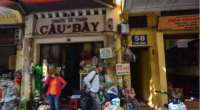 Высеченные рельефные надписи на фасадах старых домов придают Ханою особую красоту. Фото: toquoc.vn