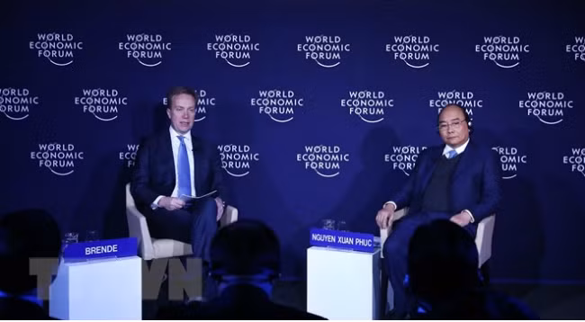 Премьер-министр Вьетнама Нгуен Суан Фук (справа) и Президент ВЭФ Бёрге Бренде. Фото: VNA