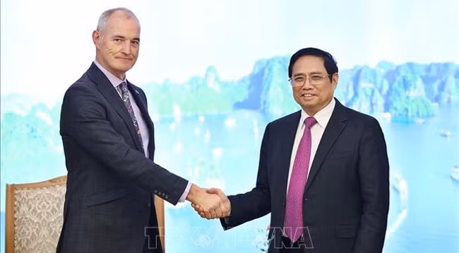 Премьер-министр Вьетнама Фам Минь Тьинь (справа) и Президент RMIT Алек Кэмерон. Фото: VNA