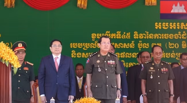 Премьер-министр Фам Минь Тинь и Премьер-министр Хун Сен на церемонии. Фото: VGP