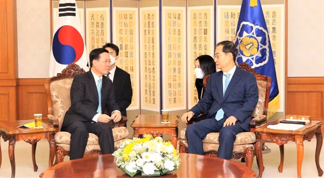 Премьер-министр Южной Кореи Хан Док Су (справа) принимает Постоянного члена Секретариата ЦК КПВ Во Ван Тхыонга. Фото: VNA